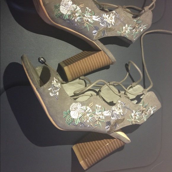 Lace up block heel sandals. Size 7 wide. - Picture 8 of 8